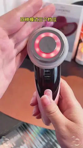 4-in-1 Alat Urut Muka Elektrik Alat urut muka elektrik 4-in-1! Angkat dan ketatkan kulit, bersihkan pori-pori, untuk wajah lebih awet muda di rumah. #AlatKecantikan #UrutWajah #PenjagaanWajah #GayaHidupSihat