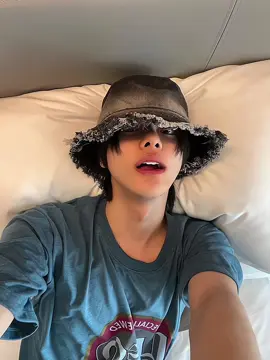 leo na campus heartthrob, member ng banda, matalino, minsan tambay sa library madalas sa comshop, basketbolista, family oriented, crush na crush mo pero wala siyang pakialam kasi hindi ka naman si sangwon (ssc secretary) #LEELEO #ALD1 