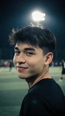 PROMPT GEMINI: Menggunakan wajah ini, jangan mengubah atau menyempurnakan wajah dengan cara apapun: Buat foto candid seorang remaja laki-laki dengan rambut coklat yang berantakan dan halus. Dia melihat ke belakang dengan sedikit senyum seperti seseorang memanggilnya. Dia di luar pada malam hari, mungkin dilapangan sepak bola, karena anda dapat melihat lampu stadion yang terang dan orang-orang di latar belakang anda juga dapat memantulkan helai rambut karena lampu. #gemini 