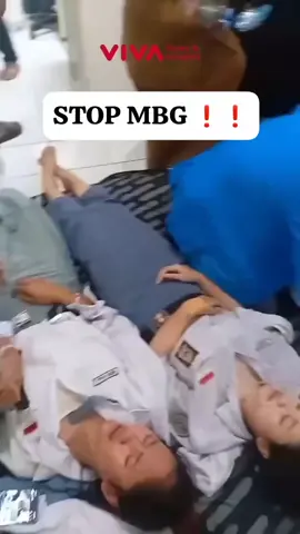 Hai Prabowo Subianto berapa banyak generasi muda bangsa ini kau racuni dengan program MBG kau itu  Berapa banyak lagi uang rakyat yang bakal kau korupsi bersama antek antek kau itu lewat program MBG  Berapa lama lagi rakyat kau siksa dengan program tak jelas itu Ingat Prabowo Subianto kau ini seorang jenderal TNI bukan seorang mantan jenderal TNI , kau lahir dari rahim seorang rakyat , kau hidup dan besar dilingkungan rakyat dan bersumpah janji di atas agamamu dan agama rakyatmu takkan mengkhianati janji dan takkan mengsengsarakan rakyatmu Seandainya kau dan antek antek kau beserta keluarganya berada di posisi kami rakyatmu bagaimana rasanya  Kau dan antek antek kau jawab sejujurnya dan setulus pertanyaan rakyat kau ini jika masih punya hati nurani dan punya hati Bangsa Indonesia
