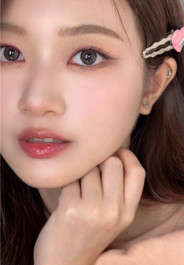 3 reasons why this softlens is a total repurchase: ✔️ The color? So pretty and natural! ✔️ Super comfy, no dry eyes at all 👁️💧 ✔️ Instantly upgrades your whole look—effortless beauty vibes! Once you try Creamy Gray & Choco Brown, you’ll get why it’s a fave 💫  #softlens #ctksoftlens #recipesoftlens #softlensrekomendasi #viral 