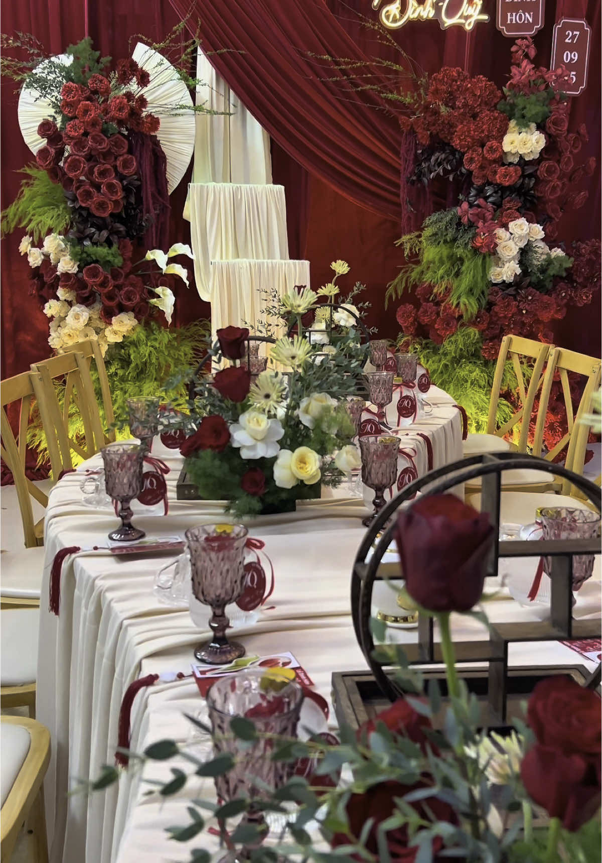 Lại lên gia tiên tone đỏ đây ạ #giatienphuyen #damcuoiphuyen #giatiencaocapphuyen #trangtrigiatien #xuhuong #trangtrigiatienphuyen #trangtrigiatiendaklak #giatiendaklak #giatiencaocap 