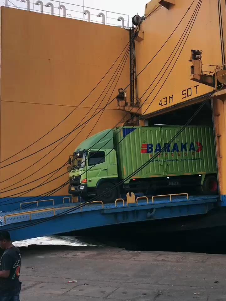Driver nya hitam manis Armadanya hijau merah biru..... Lampuu kakaaaaa!! apa nya pi sodara.jangan ragu jangan bimbang,karena baraka express selalu jadi solusi terbaik untuk kita kirim barang.mau itu jauh atau dekat...  kirim barang besar atau kecil?? pake Baraka Express aja #paket #murah #cargo #logistic #baraka #express #sulawesiselatan  #fyp #4uu