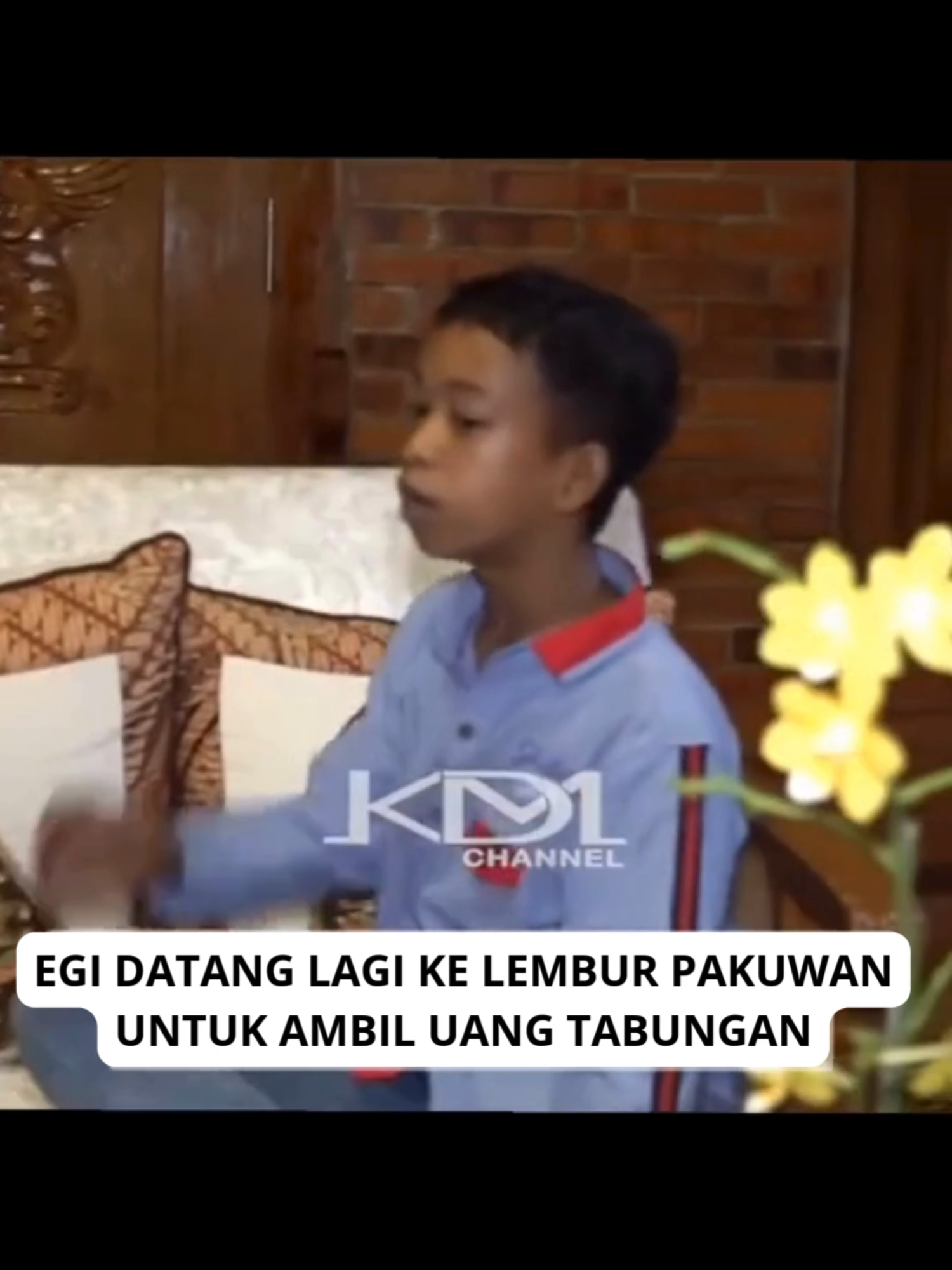 Egi Balik Lagi ke Lembur Pakuan: Ambil Uang Tabungan, Kelakuannya Bikin Ngakak! 😂💸 Egi, salah satu anak asuh kesayangan Kang Dedi Mulyadi (KDM), kembali mendatangi Lembur Pakuan dengan tujuan untuk mengambil uang tabungannya. Meskipun tujuannya untuk mengambil uang, pertemuan Egi dengan KDM dan anggota Lembur Pakuan lainnya selalu diwarnai dengan tingkah lucu dan celetukan yang bikin ngakak. Egi memang dikenal dengan karakter polos dan kocaknya yang seringkali membuat KDM harus 'menghela napas' sekaligus tertawa. Momen ini menunjukkan ikatan emosional dan kekeluargaan yang kuat antara KDM dan Egi, di mana Lembur Pakuan bukan hanya tempat singgah, tetapi juga rumah tempat ia menyimpan masa depannya. Sehat selalu untuk KDM dan Egi! 👍 #KDM #kangdedimulyadi #gubernurjawabarat #KdmCalonRi #kdmforpresiden #kdmpresiden2029 #bapaaing