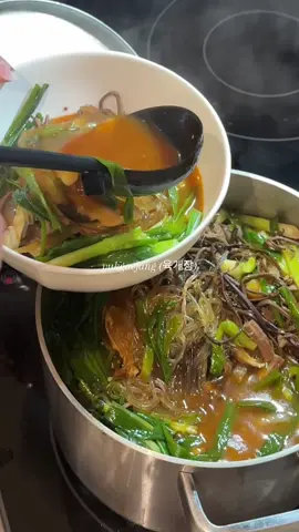 This has always been my top 5 favorite Korean soups and I hope u guys try ittttt I love Yukgaejang so much😋🤍 #yukgaejang #koreanfood #korean #육개장 