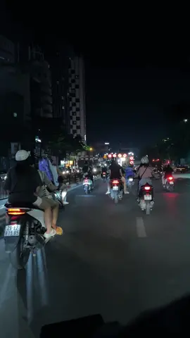“Đêm thành phố đẹp nhất khi ta ngắm nhìn, không phải khi vội vã..” #hanoivedem#langthanghanoi 