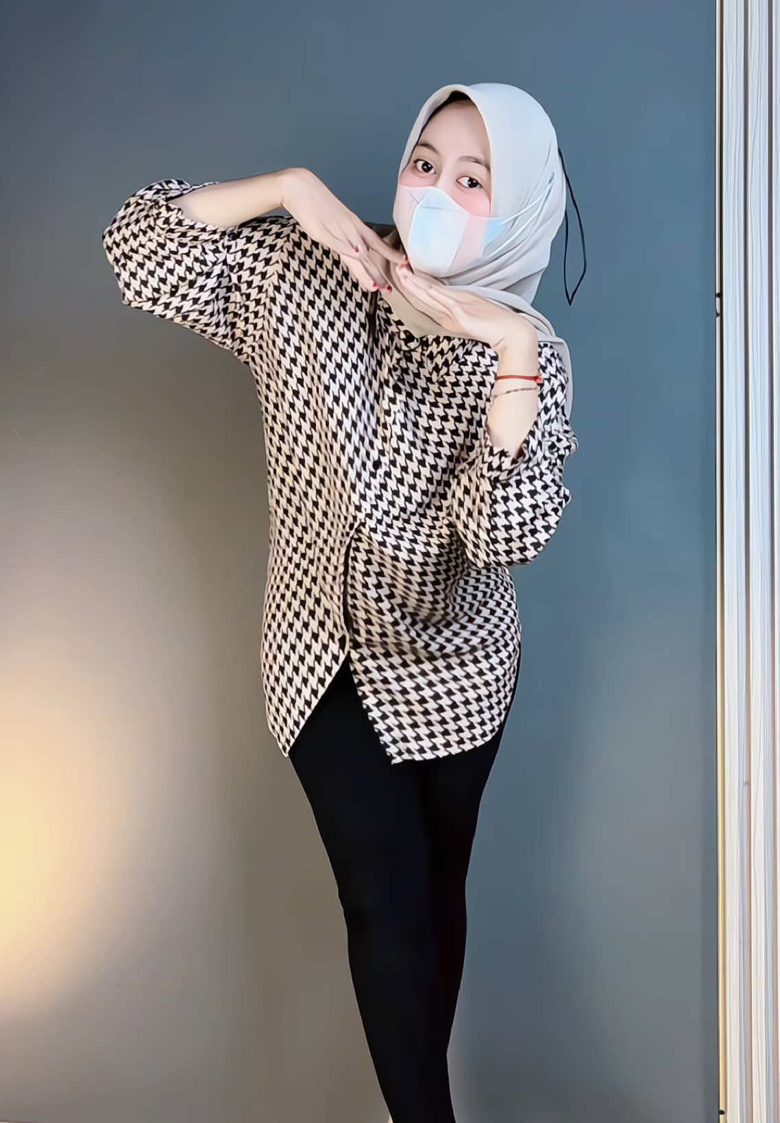 Kemeja motif cakep benerrr, halus adem bahannya #kemeja #hijabstyle #OOTD #outfit #foryou 