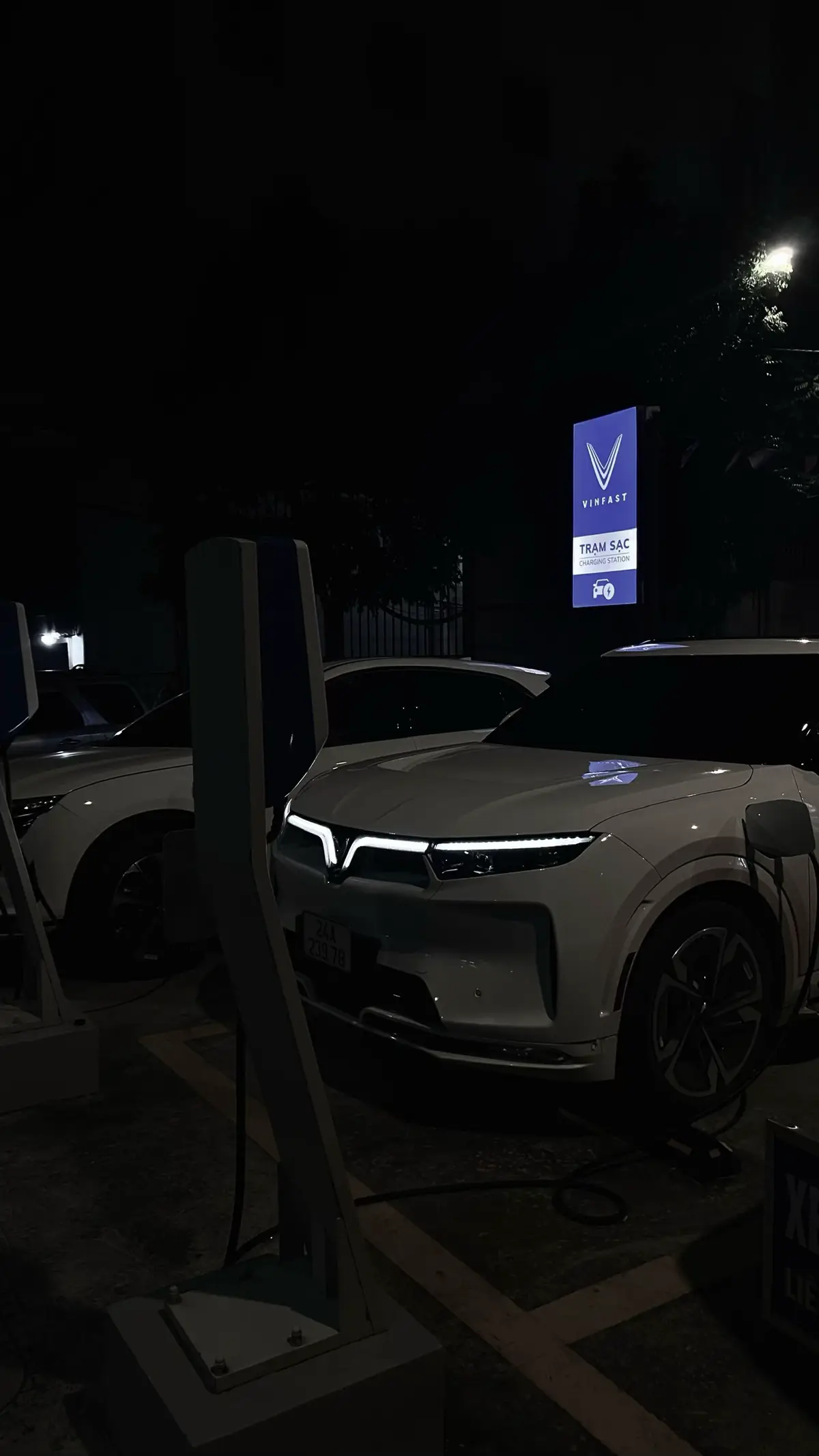 “Đêm muộn, sạc đầy năng lượng cho hành trình mới. ⚡🚗 #VinFast #EVlife”
