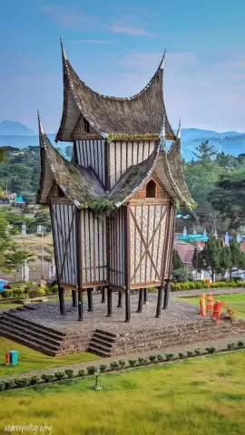 Rangkiang rumah gadang istana Pagaruyung.  Rangkiang adalah lumbung padi yang digunakan oleh masyarakat Minangkabau untuk menyimpan padi hasil panen.Bangunan ini pada umumnya dapat ditemui di halaman rumah gadang.  #istanapagaruyuang #rangkiang #batusangkar 