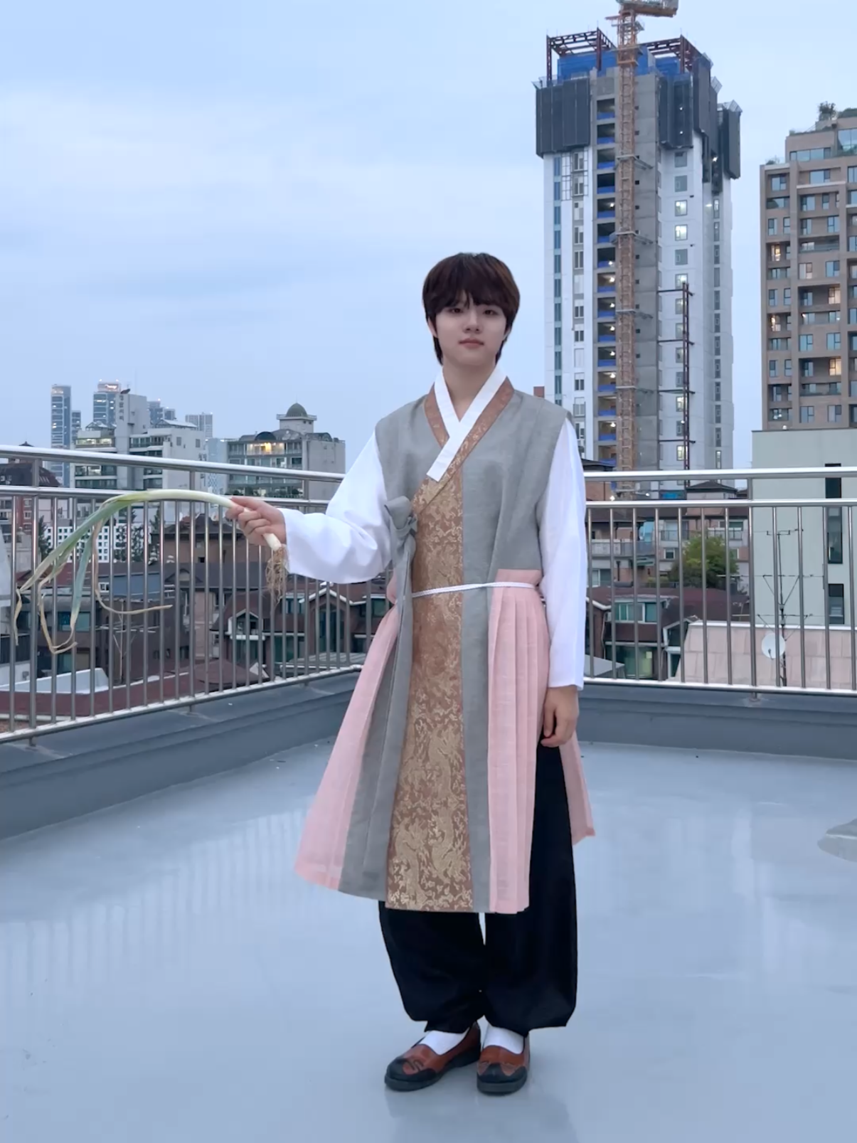 아무거나 가져오는 게 제일 쉬웠어요 #더윈드 #THEWIND #The_Wind #안찬원 #ANCHANWON