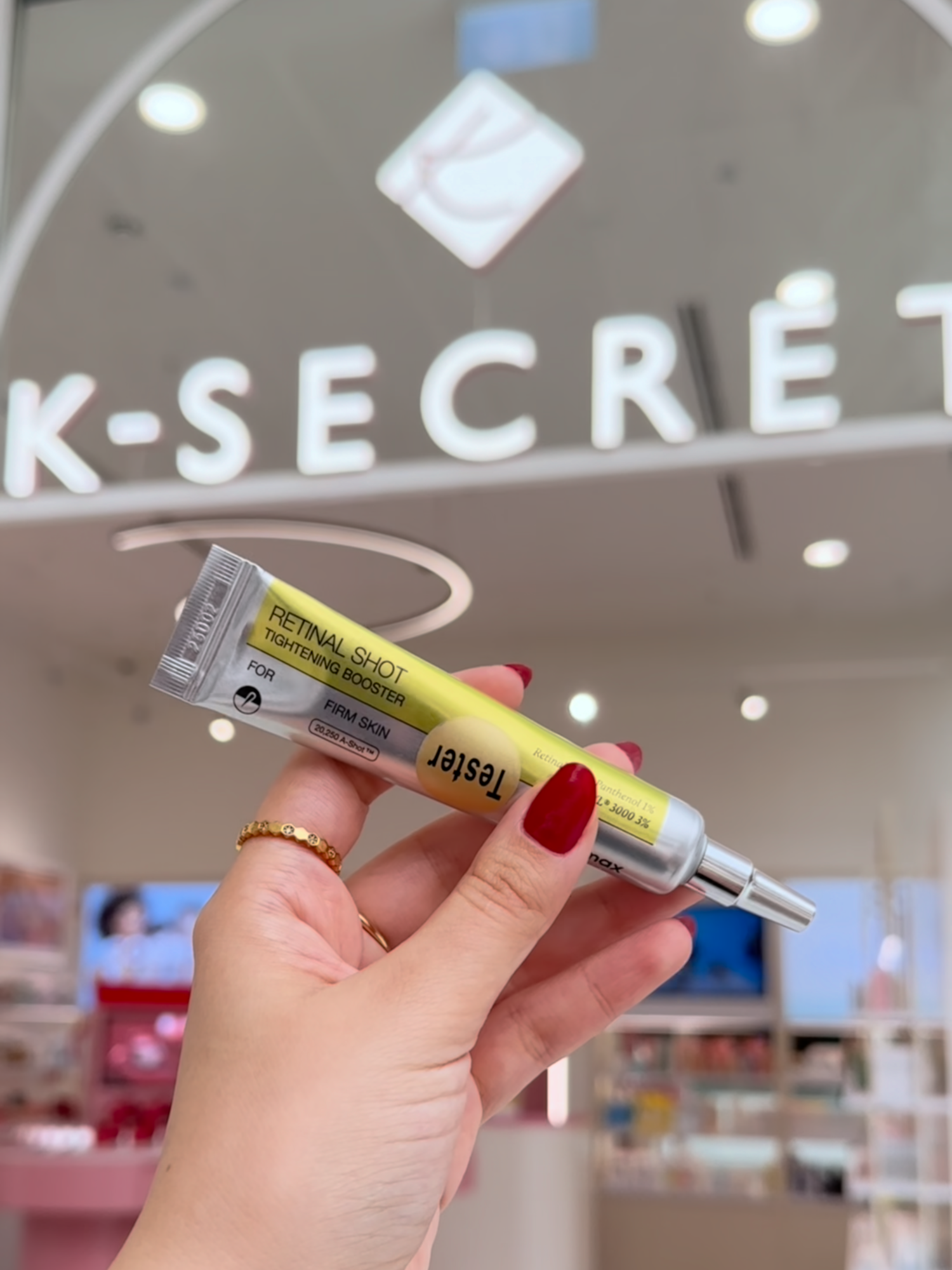 The celimax THE VITA-A RETINAL SHOT TIGHTENING BOOSTER is finally here at K-Secret 🔥 This Korean retinal serum (15ml) helps tighten the skin and reduce wrinkles — even suitable for sensitive skin! 💫 Now available at K-Secret ✨ سيروم الريتنال من سيليماكس وصل كـ-سيكرت 🔥 15ml من التجميل الكوري، يعطي شد للبشرة ويخفف التجاعيد، وتقدرين تستخدمينه حتى لو بشرتج حساسة 💫 موجود الحين بـ ك-سيكرت ✨ https://www.ksecret.com/en/celimax-the-vita-a-retinal-shot-tightening-booster-15ml . . . #ksecret #celimax #retinal #serum #tightenskin #reducewrinkle #skincare #dailyskincare #koreanskincare #skincaretips #ksecretglobal #orginal #ك_سيكرت #سيليماكس #ريتينال #جديد #عناية #إشراق #الخليج_العربي #كوريا