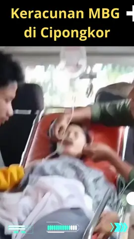 Keracunan MBG di Cipongkor Kasus keracunan menu Makan Bergizi Gratis (MBG) kembali terjadi di Cipongkor, Bandung Barat, menimpa pelajar SMK Karya Perjuangan, SMP Ciparai, dan TK Nurul Saadah. Korban mencapai 411 siswa pada 22 September dan 220 siswa pada 24 Septe#mber 2025. Gejala yang dialami meliputi nyeri kepala, mual, muntah, sesak napas, hingga kejang. Badan Gizi Nasional (BGN) menyebut penyebab keracunan akibat SPPG memasak terlalu dini sehingga makanan tersimpan terlalu lama sebelum dibagikan. Kepala BGN Dadan Hindayana menekankan perlunya perbaikan pola masak dan distribusi, termasuk batas waktu maksimal empat jam antara masak dan penyajian, serta pendekatan bertahap bagi SPPG baru agar proses dapat dikontrol. Gubernur Jawa Barat Dedi Mulyadi menambahkan bahwa makanan yang dimasak malam hari dan dibagikan siang hari menjadi faktor utama keracunan. “Itu secara umum problemnya adalah di makanan itu basi, karena masaknya itu malam, kemudian didistribusikan dan dimakannya oleh siswa itu sangat siang hari,” kata Dedi. Sementara itu, Direktur Literatur Institut, Asran Siara menekankan pengawasan ketat dan evaluasi dapur MBG. “Aspek kesehatan dan kebersihan harus menjadi prioritas utama. Jika ada dapur atau pemilik dapur yang dengan sengaja tidak memenuhi standar operasional, hal itu patut dicurigai sebagai bentuk upaya sabotase agar program baik (MBG) ini gagal,” ujarnya.#badangizinasional #keracunanmbg #cipongkor