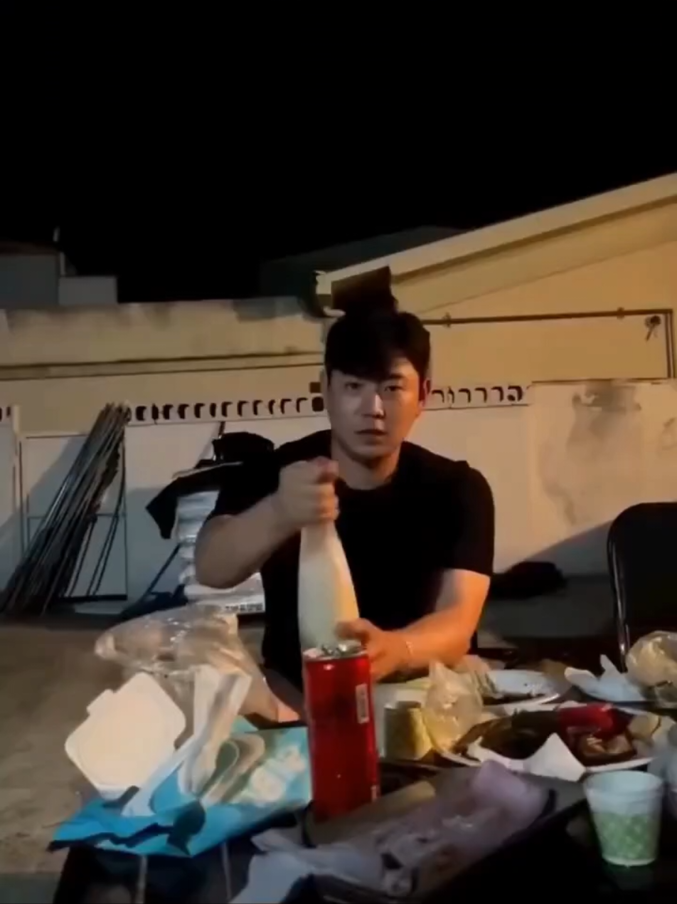 Plat renversé, bouteille qui se casse ou accident de nourriture. Cette compilation vous montre un combat entres les humains et la nourriture. #humansvsfood #nourriture #fails #accident #uneminutefun 