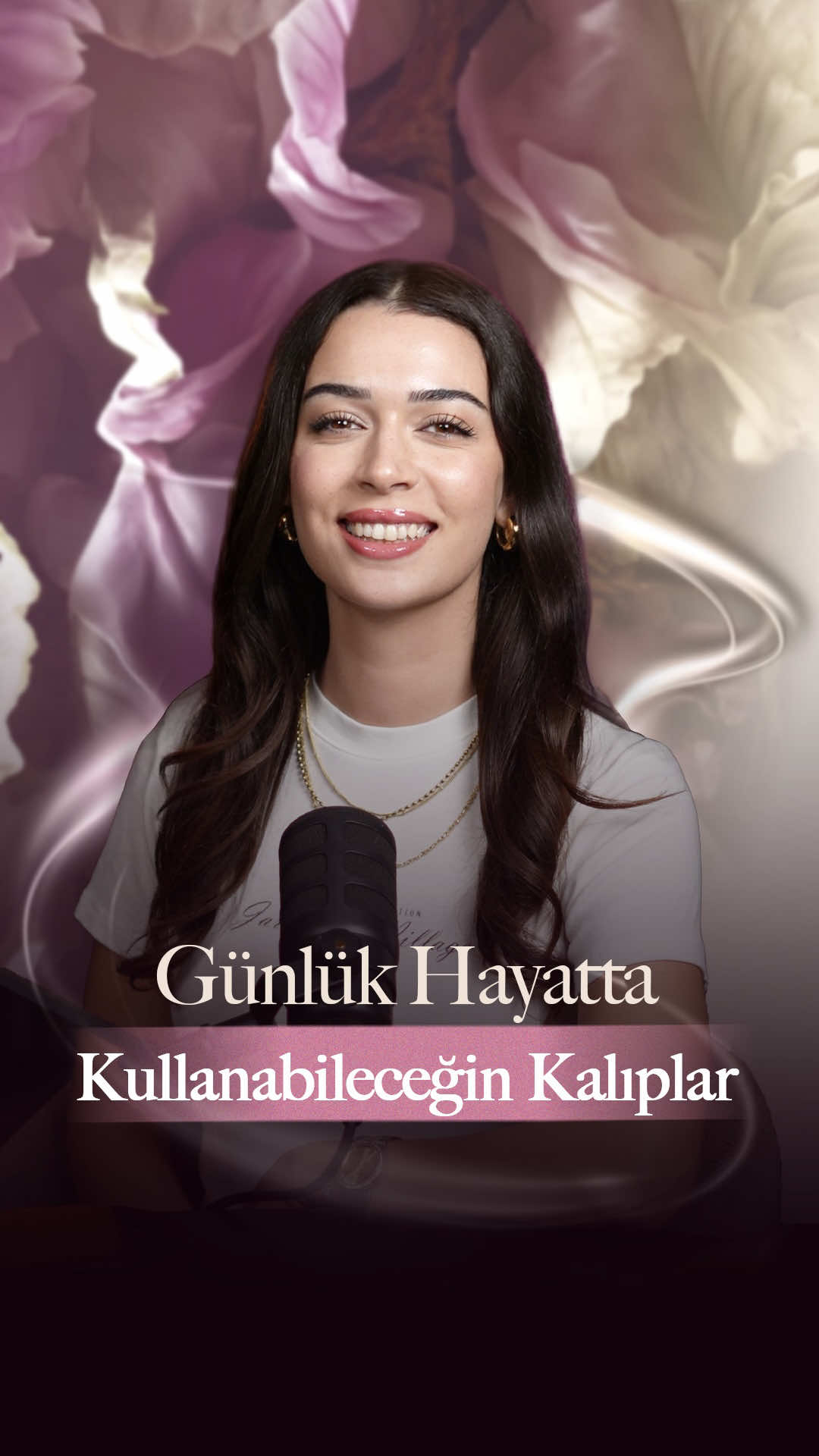 Günlük hayatta kullanabileceğin kısa kalıpları!👆🏻 İngilizce konuşmak için yüzlerce gramer kuralı ezberlemene gerek yok! Günlük hayatta, sohbetin tam ortasında ihtiyacın olan şeyl aslında basit: hazır kalıplar. ✨ “Guess what?” (Biliyor musun?) ✨ “Sounds good” (Kulağa hoş geliyor) ✨ “No worries” (Sorun değil) ✨ “It depends” (Duruma göre) ✨ “That’s it” (Bu kadar) Bu ifadeler günlük konuşmalarda işine yarayacak küçük pratik kurtarıcılar. Uzun uzun gramer düşünmek yerine, bu küçük kalıplarları konuşmana dahil ettiğinde çok daha akıcı görünürsün. Peki sen günlük hayatta en çok hangisini kullanıyorsun?👇 💌 Daha fazla İngilizce ipuçları için profilimi ziyaret etmeyi unutma!