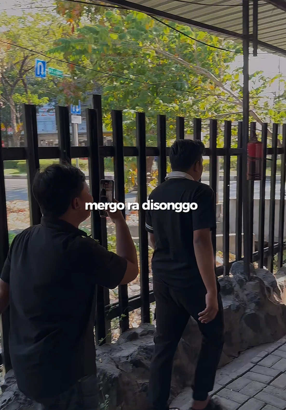 Para broken home sini kumpul dengerin lagu ini @MAMSURO BUKAN 🐊 #terbaik #baksomasroy #roysmusic #roysparfume #egowongtuo 