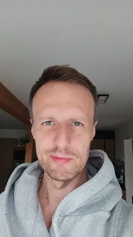 Wiesz, kiedy zaczniesz naprawdę wygrywać na giełdzie? Nie wtedy, gdy nauczysz się nowych wskaźników. Nie wtedy, gdy znajdziesz magiczną strategię. Tylko wtedy, gdy poskromisz swoje ego. To najtrudniejszy przeciwnik każdego tradera. I największa przeszkoda w zarabianiu. #mrwawrzynuk #psychologiatradingu #giełda #ego #inwestowanie