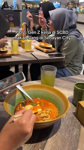 Rombongan mencari makan tapi meja gabisa di gabung jadi 2 meja😂 #fyp #makansiang #kerja #scbd #viral 