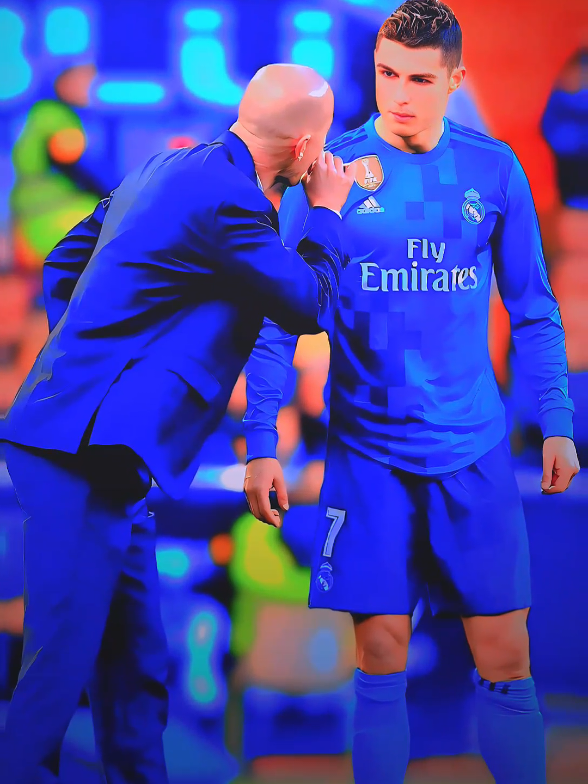 Zidane🗣️: Oper bola ke Ronaldo  🥶 ☠️#realmadridfc #zidane #ronaldo #footballtiktok #goat🐐 