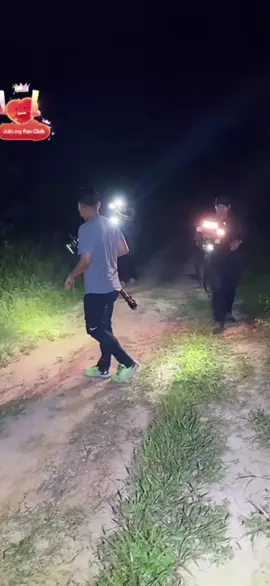 MISTERI PENUNGGU ANGKAT BUAH DI KEBUN Dalam permulaan jalan utk xplore mlm signal kuat kewujudan makhluk asing mistik..mcm mane tiba2 ada 3 makhluk angkat guni buah😱😱tengahmalam ni#exploremalam #pecintahorror #mistik #rasszzdandauz #killZulBoyTot 