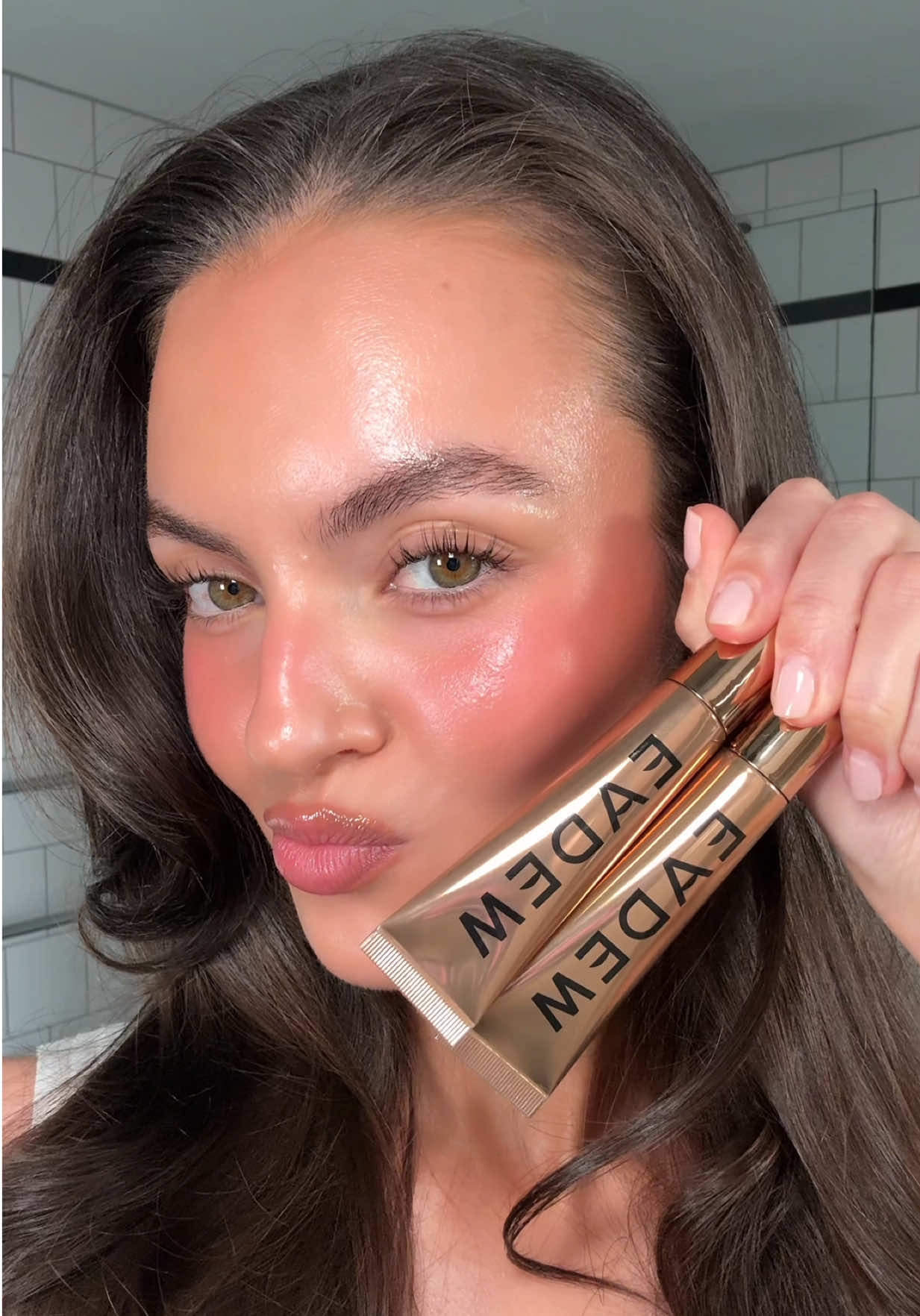 More than shine—this balm works for every mood. Croissant au Beurre and Pain au Chocolat melt seamlessly into lips with buildable shine while moisturizing like no other, giving you a soft, comfortable finish that adapts to your day. Presented in keepsake-worthy packaging you’ll want on display.