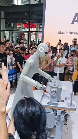 Robot AItu thử nghiệm may tại triển lãm Cisma 2025 - Thượng Hải 