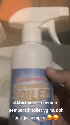 Pembersih kloset aman dan ramah lingkungan,gak bau dan gak menyakiti tangan🤭apa lagi menyakiti hati ups menyakiti kantong maksudnya 😂😂yuk samaan pake @SoEasyOfficial semua produk nya dijamin ok👍😍#pembersihkamarmandi#soeasy#pembersihtoilet