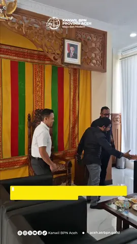 Kamis, 26 September 2025 – Kepala Kantor Wilayah BPN Aceh, Dr. Arinaldi, S.SiT., S.H., M.M., melakukan silaturahmi dengan Gubernur Aceh, Tgk. H. Muzakir Manaf (Mualem). Pertemuan ini menjadi momentum penting dalam memperkuat sinergi antara Pemerintah Aceh dan BPN Aceh dalam pengelolaan pertanahan serta mendukung pembangunan berkelanjutan di Aceh. Dalam pertemuan tersebut, Kakanwil BPN Aceh dan Gubernur Aceh membahas berbagai isu strategis terkait pertanahan, termasuk percepatan program reforma agraria, penyelesaian sengketa tanah, hingga upaya menghadirkan kepastian hukum bagi masyarakat Aceh. Kolaborasi ini diharapkan dapat menjadi landasan kuat bagi terwujudnya tata kelola pertanahan yang adil, transparan, dan berpihak pada rakyat.