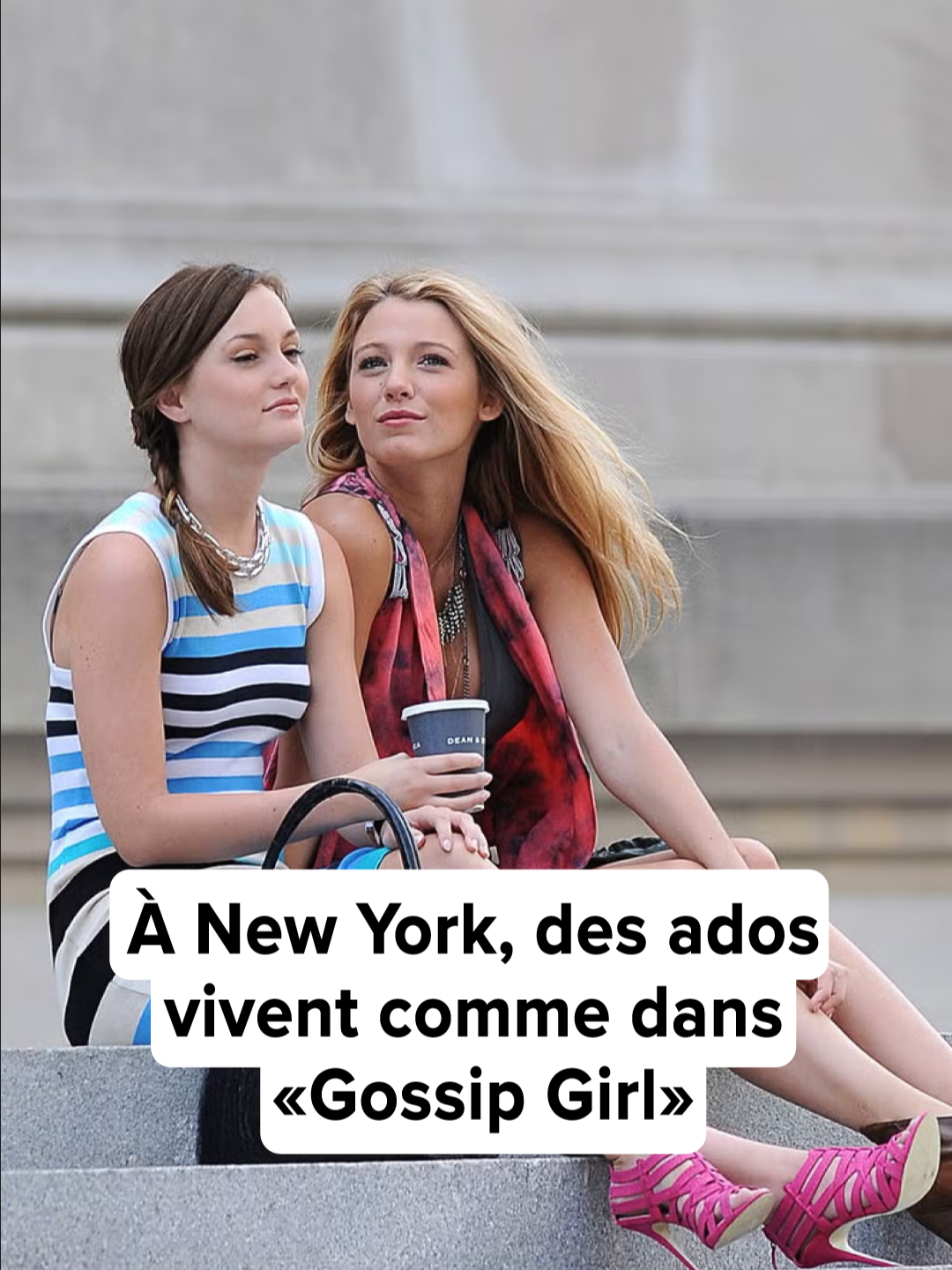 🗽Ces lycéens new-yorkais vivent «Gossip Girl» dans la vraie vie! 😍 Uniformes stylés, virées shopping, trajets dans Manhattan… tout y est, jusqu’aux répliques cultes et à la bande-son de la série. Certains fans les adorent, d’autres crient au privilège, mais impossible de passer à côté de cette hype «Gossip Girl IRL»! #gossipgirl #newyork #gossipgirlirl #manhattan #news #watsonactu