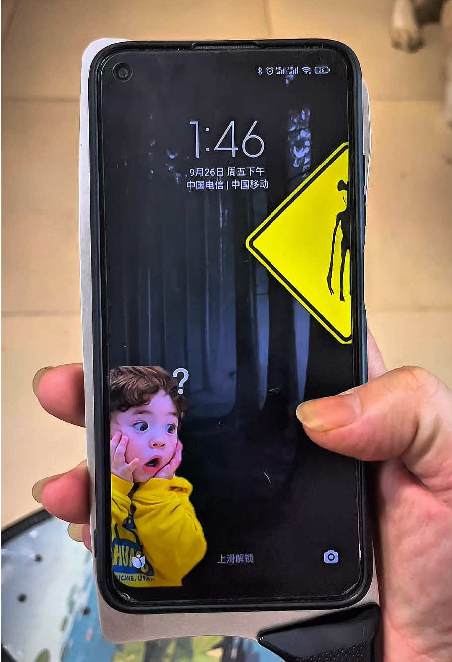 Gimana cara bikin wallpaper keren pakai foto lo, gratis? Gampang dan cepat, banget! Cobain deh! #wallpaper #capcut #capcutforus #capcutpioneer #livewallpaper  Bagaimana cara membuat wallpaper ponsel yang lucu ini dengan foto sendiri? Cukup klik CapCut di pojok kiri bawah video ini, lalu unggah foto Anda. Ayo coba! How can I make this fun phone wallpaper with my own photo? It's easy! Just click on CapCut in the lower left corner of this video and upload your photo. Give it a try! Tutorial membuat wallpaper personal gratis dengan foto sendiri