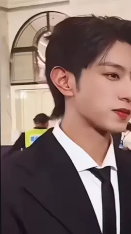 alasan kenapa suka banget sama matanya Gege, aku juga gak tau tapi saat lihat mata dia tuh, aku kek lihat daerah pegunungan, dengan warna hijau pepohonan sejauh mata memandang di barengi dengan hembusan angin yang berbau hutan pinus, bukan nya lebay tapi ini yang aku rasain tiap lihat mata dia kalau lagi natep, ini baru pertama kali aku rasain buat seorang aktor😌#ABO #abodesire #desiretheseries 