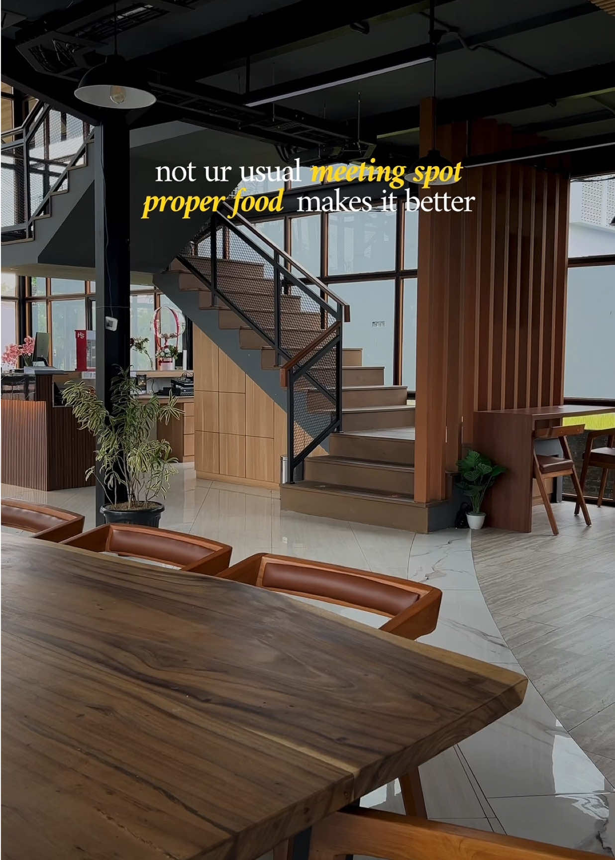 Ada resto baru di Gamping yang vibesnya proper banget!😩👌🏻 Bisa buat nongkrong santai, gathering ramean, bahkan meeting fancy juga bisaaa. Ada private room khusus kalau mau meeting yang lebih serius🙂‍↔️ Untu makanannya juga sangat variatif dan super proper jugaa! tempatnya kuas, cakep, dengan view sawah yang bikin betah nongkrong lama-lama.  Kalau kamu kahi cari tempat nongkrong meting dengan tempat yang nyaman dan makanan yang prorpper, bisaa banget ke Demakijo's. Jangan lupa save & share ke partnermu buat diajakin kesini!🙌🏻 📍@Demakijo’s  #nongkrongjogja #restojogja #cafejogja #demakijos #placetogojogja 