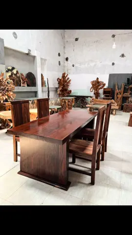 Ready satu set meja makan dari kayu sonokeling. Barang sangat langka, istimewa dan cekep pooll. Bagi yg serius langsung kontak di no WA sy : 0813.3189.7989 #mejasonokeling #mejamakansonokeling #kayusonokeling #furnituresonikeling