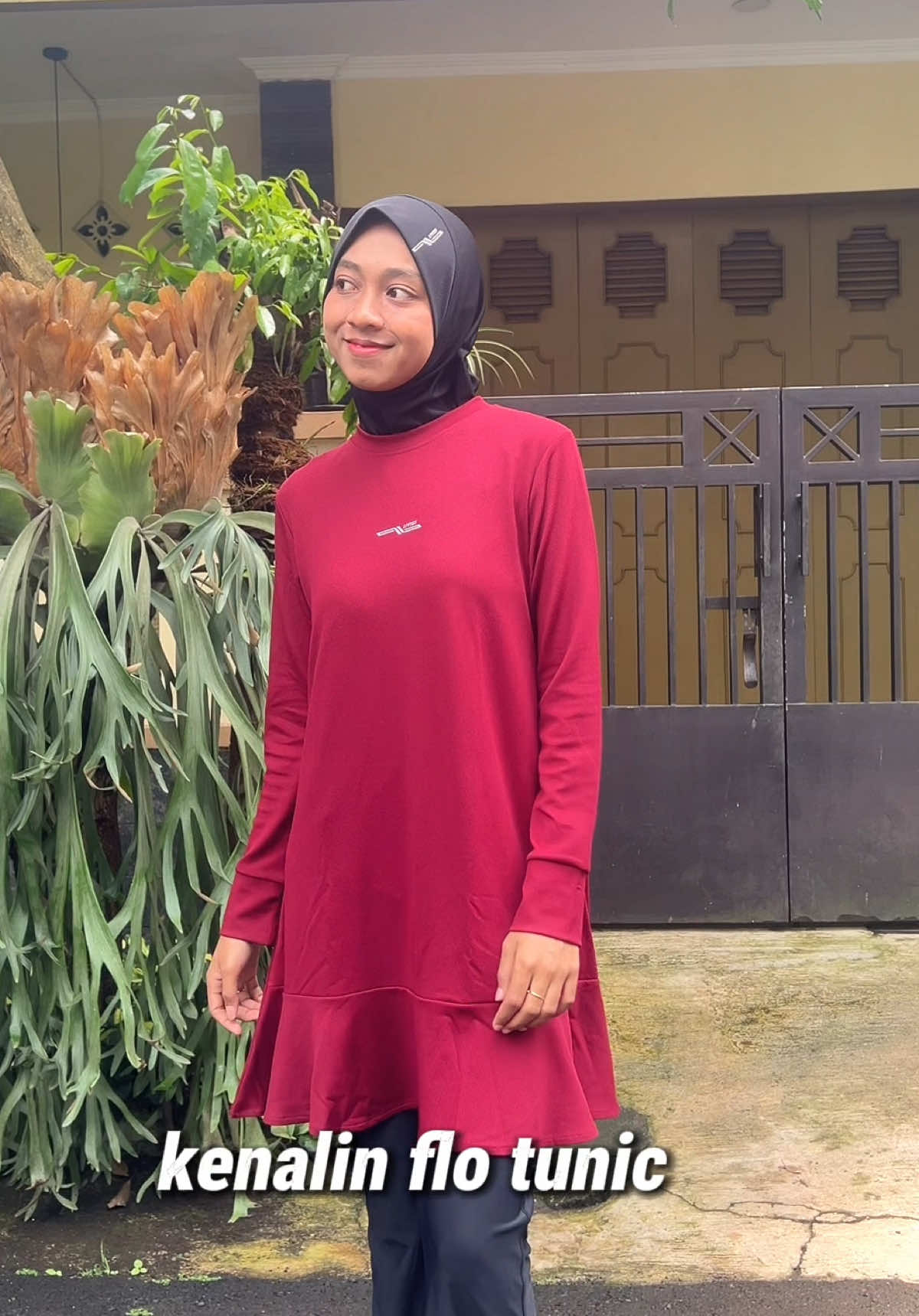 Baju olahraga yang adem, stylish dan tetep sopan ? Kenalin flo tunic dari livigi sport ✨ ✅Bahan dengan teknologi airstream  ✅Anti bakteri = tetep fresh walau aktif  ✅Desain modern dan bebas bergerak  Cocok buat kamu yang aktif tapi tetep mau tampil on point 🤩 #livigi #livigisporthijab #activewear 