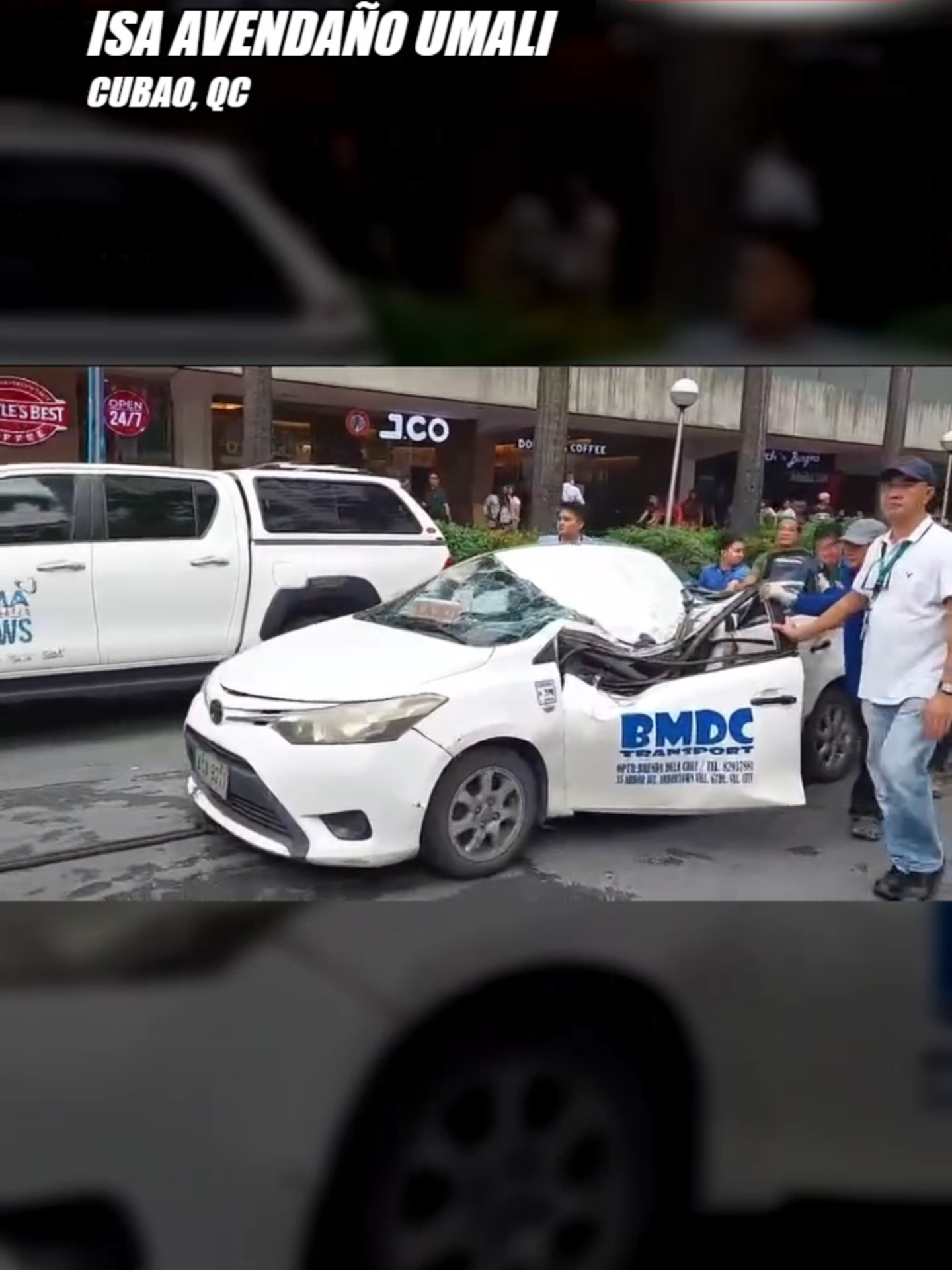 Isang puno, bumagsak sa isang taxi na nakaparada sa bahagi ng Araneta City sa Cubao, hindi naman nasugatan ang drive sa insidente | ulat ni Isa Avendaño-Umali, DZBB. #newsph #icymi #fyp #tiktoknews #tiktoknewsph #breakingnewsph #flashreport #fypツ #dzbb #foryou #news