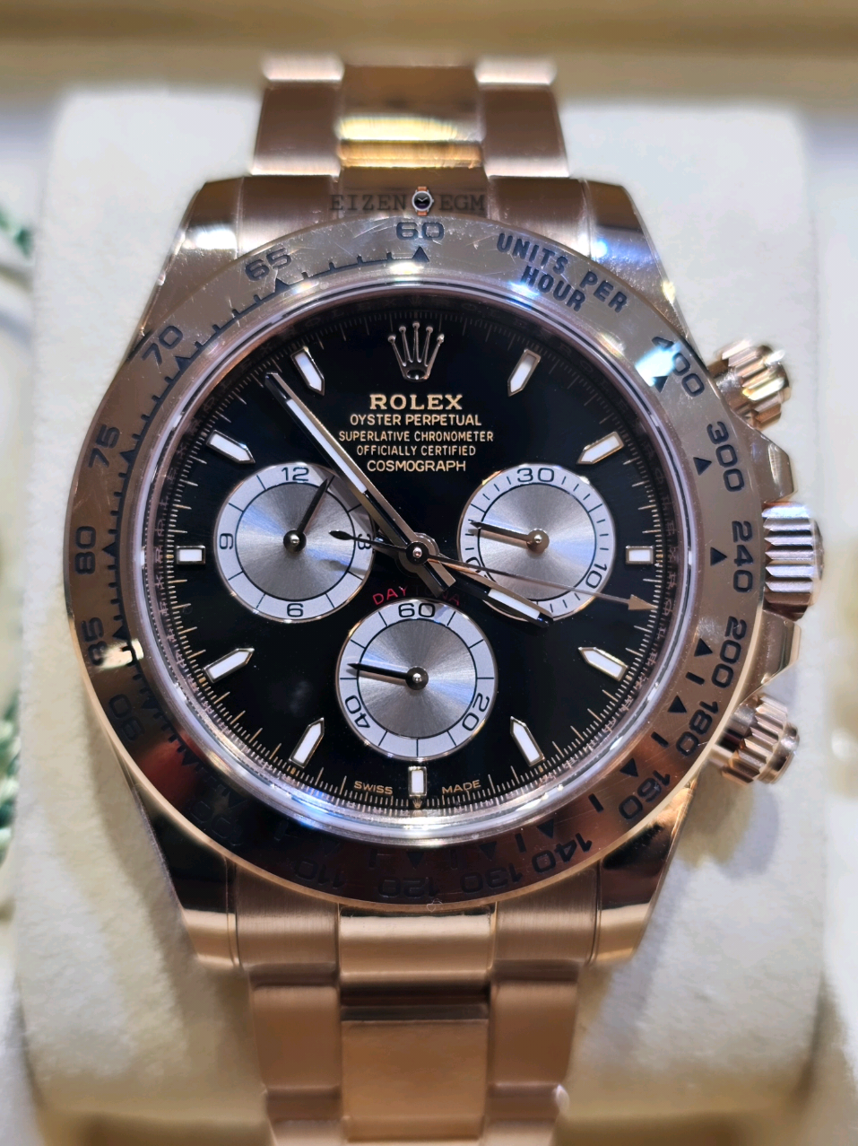 • Rolex Cosmograph Daytona in full 18ct everose gold with a bright black sundust dial & an oyster bracelet. Pre-owned excellent & it comes with complete set, box & papers with ppf installed. 2024 Year Purchased Ref. 126505 ITEM SOLD‼️ Also follow us on: Instagram, Tiktok, Threads: @eizen.egm Facebook Main: Eizen Egm Facebook 2nd Account: Eizen Egm Watches • We are also buying luxury watches, feel free to offer what you have for sale. 