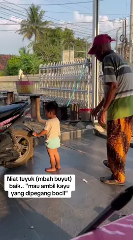 Tuyuknya khawatir.. lah si bocil malah kabur 🙃 #masyaallahtabarakkallah  #grandfaandgrandson 