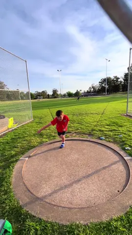 What a amazing training in discus throwing for Benjamin 🥹👌 can’t be more proud of this little guy who after a big session he focused in his technique and enjoying throwing discus #odettethecoach #followers #lanzamientodedisco #discusthrow #discusthrowtechnique 
