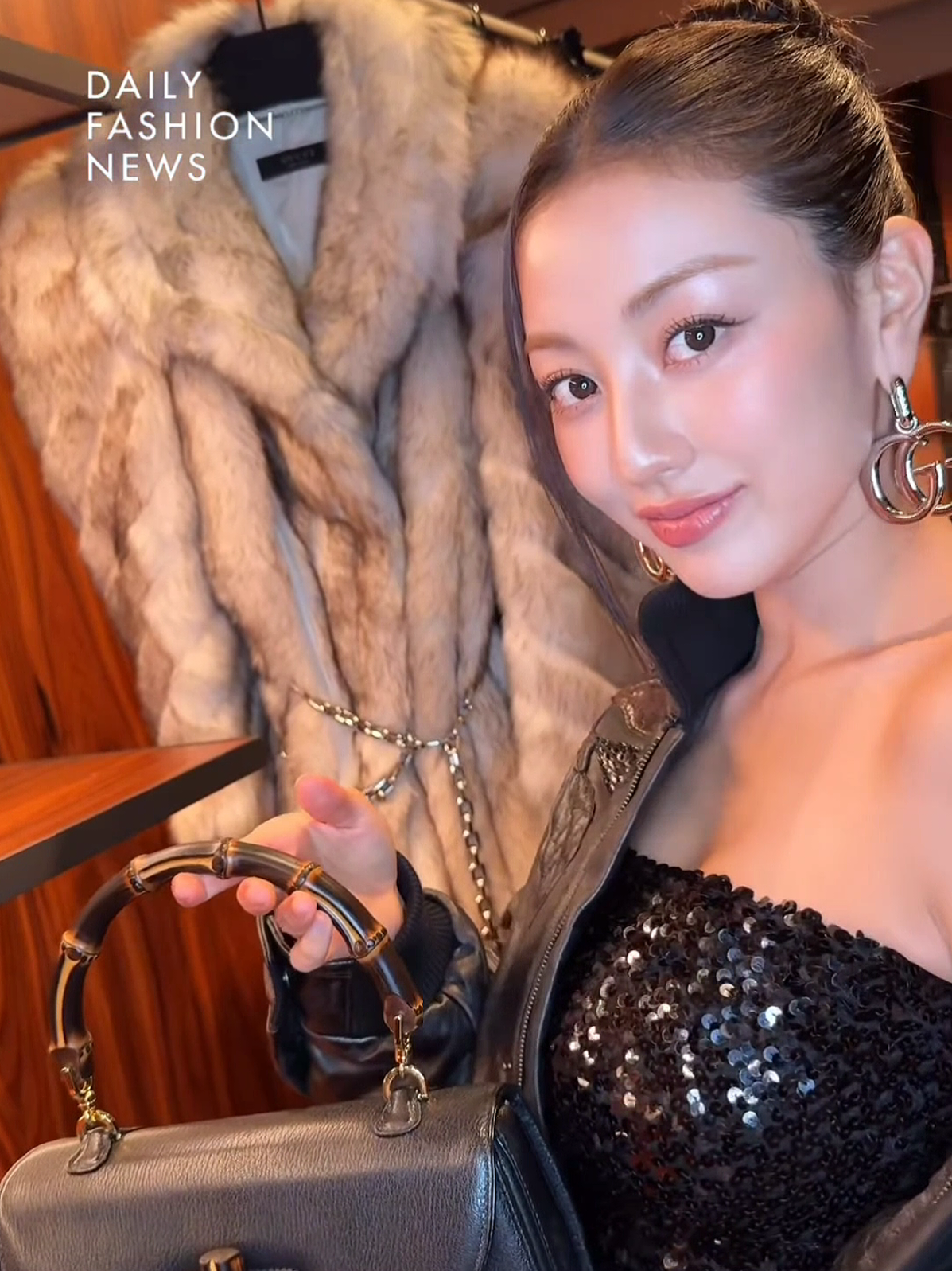 뎀나의 구찌 첫 컬렉션 풀셋업한 트와이스 지효 📍구찌 청담 플래그십 ✍🏻 10월 12일까지 구찌 청담 플래그십에서 뎀나의 구찌 컬렉션을 바로 만나보실 수 있습니다 #JIHYO #지효 #ジヒョ #TWICE #트와이스 @TWICE  🎥 데패뉴