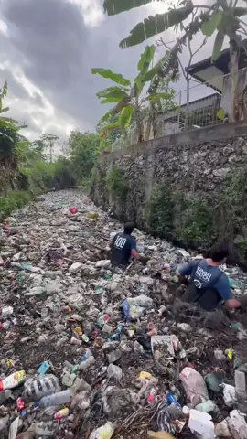 Cleaning the River, Sharing the Joy！#RiverCleanup #VolunteerVibes #GoodDeeds #EcoFriendly #FeelGood  