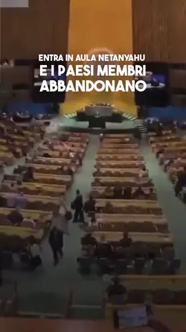Qualche applauso e molte contestazioni hanno accolto l’arrivo del premier israeliano Benyamin Netanyahu nella sala dell’Assemblea Generale dell’Onu per pronunciare il suo discorso.  Il presidente dell’Assemblea ha dovuto richiamare all’ordine i presenti, mentre alcune delegazioni abbandonavano la sala. La delegazione israeliana ha incitato con applausi quasi ogni frase iniziale del premier. #netanyahu #israel #palestine 