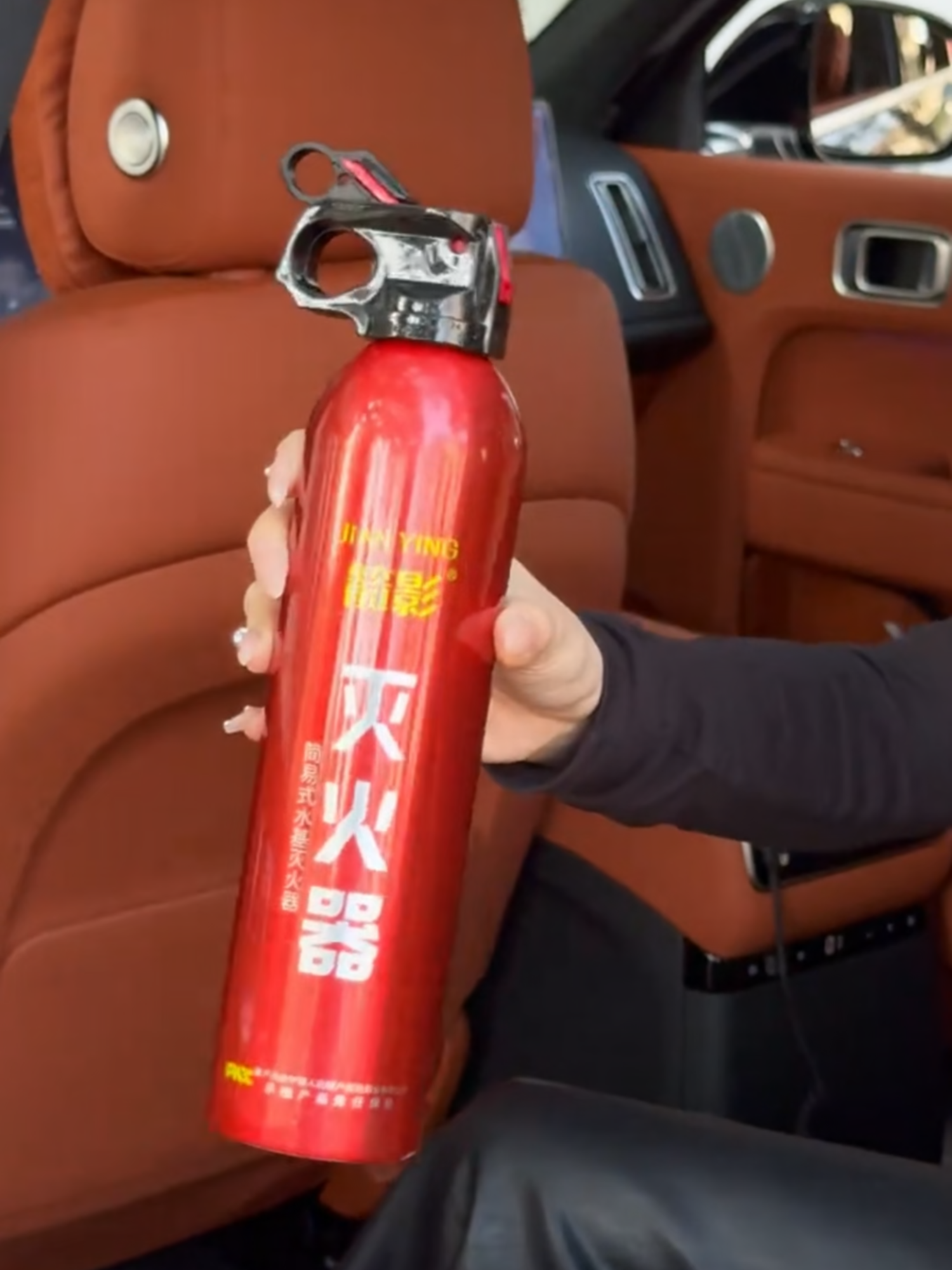 🔥 Satu percikan kecil bisa jadi bencana besar! 🧯 Pemadam api mini 550ml – nano water base, padam cepat & anti nyala lagi 🏠 Ringkas & praktis, pas untuk dapur, ruang tamu & mobil ✨ Hari ini diskon 50%! Klik keranjang kuning sekarang! #fyp #viral #HomeSafety #PemadamApiMini #FireExtinguisher #Keselamatan #FireSafety #tiktokshop #bangviral