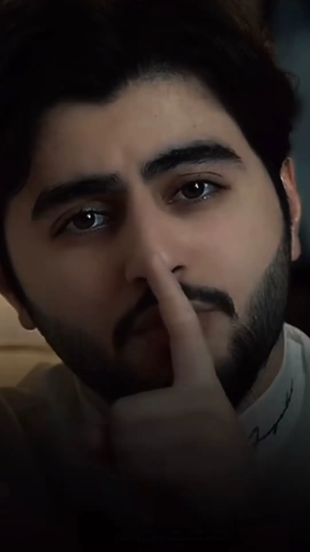 الصمت... في بعض الأحيان يكون الصمت أبلغ من الكلام. يمكن أن يكون وسيلة للتأمل والتفكير، أو طريقة للاستماع والتفهم. الصمت يمكن أن يكون أيضًا وسيلة للدفاع عن النفس، أو للتعبير عن المشاعر بطريقة غير مباشرة. في كل الأحوال، الصمت يمكن أن يكون قوة وليس ضعفًا، ويمكن أن يساعدنا على التواصل بشكل أفضل مع أنفسنا ومع الآخرين. #اكسبلور  #اكسبلورexplore  #حمزة_الفاضل  #fyp 