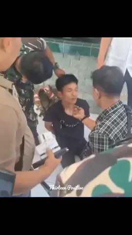 Seorang prajurit TNI berinisial Sl dengan pangkat praka bikin geger masyarakat Gowa, Sulawesi Selatan (Sulsel).  Musababnya, pada Kamis pagi (25/9), Dikutip dari pemberitaan Kaltim Post, prajurit TNI tersebut tidak hanya menenteng senjata api. Dia mengamuk setelah aksinya diketahui oleh petugas keamanan bank tersebut. Menurut keterangan Komandan Kodim 1409/ Gowa Letkol Infanteri Heri Kuswanto, pihaknya juga kaget. “Kami tiba-tiba mendapat kabar ada anggota datang ke bank dengan membawa senjata, ungkap Letkol Heri. Kaltim Post melaporkan bahwa peristiwa itu terjadi sekitar pukul 09.00 WITA. Lokasi bank yang didatangi oleh prajurit tersebut berada di Jalan Andi Mallombasang. Saat datang ke bank tersebut, Praka SI berpakaian sipil dan sempat menyembunyikan senjata laras panjang di balik jaketnya. Gerak-gerik mencurigakan Praka Si yang menarik perhatian petugas keamanan bank. Mereka langsung berinisiatif menghubungi Unit Intel Kodim 1409/Gowa. Tidak lama setelahnya, prajurit TNI bersama aparat kepolisian datang ke lokasi dan langsung menghampiri prajurit tersebut “Pas datang ke sana, yang bersangkutan ini (Praka SI) kaget, kenapa ada orang intel di sini. Sehingga langsung senjatanya diangkat (diarahkan) menuju ke anggota kami,” jelas Heri. Tindakan itu sontak langsung direspon oleh personel Intel Kodim 1409/Gowa dengan menipis moncong senjata laras panjang yang ditodongkan oleh Praka Sl. Akibatnya letusan terdengar. Situasi memanas ketika Praka SI diperingatkan dan malah menodongkan senjatanya ke arah prajurit TNI. Tembakan sempat dilepaskan, namun pelurunya hanya menghantam dinding bank. Akibat letusan senjata tersebut, dinding pos sekuriti bank berlubang. Heri mengaku tidak mengetahui motif Praka SI membawa senpi laras panjang ke kantor bank pelat merah di Gowa tersebut. “Kami sudah komunikasi dengan divisi kesatuannya dan yang bersangkutan juga sudah diamankan di kesatuannya. Selebihnya kami tidak paham, karena bersangkutan juga saat ini sudah dibawa ke kesatuannya, dan mungkin satuannya yang lebih paham,”