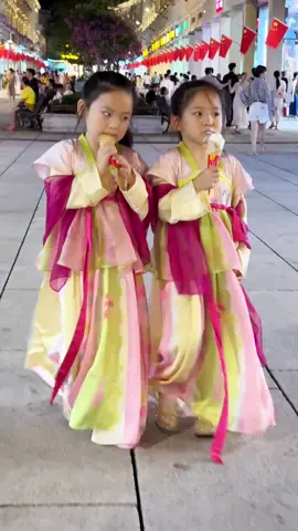 吃这一块，姐姐从来没输过。😂😂😂#萌娃#可爱#双胞胎#姐妹日常#开心快乐每一天 