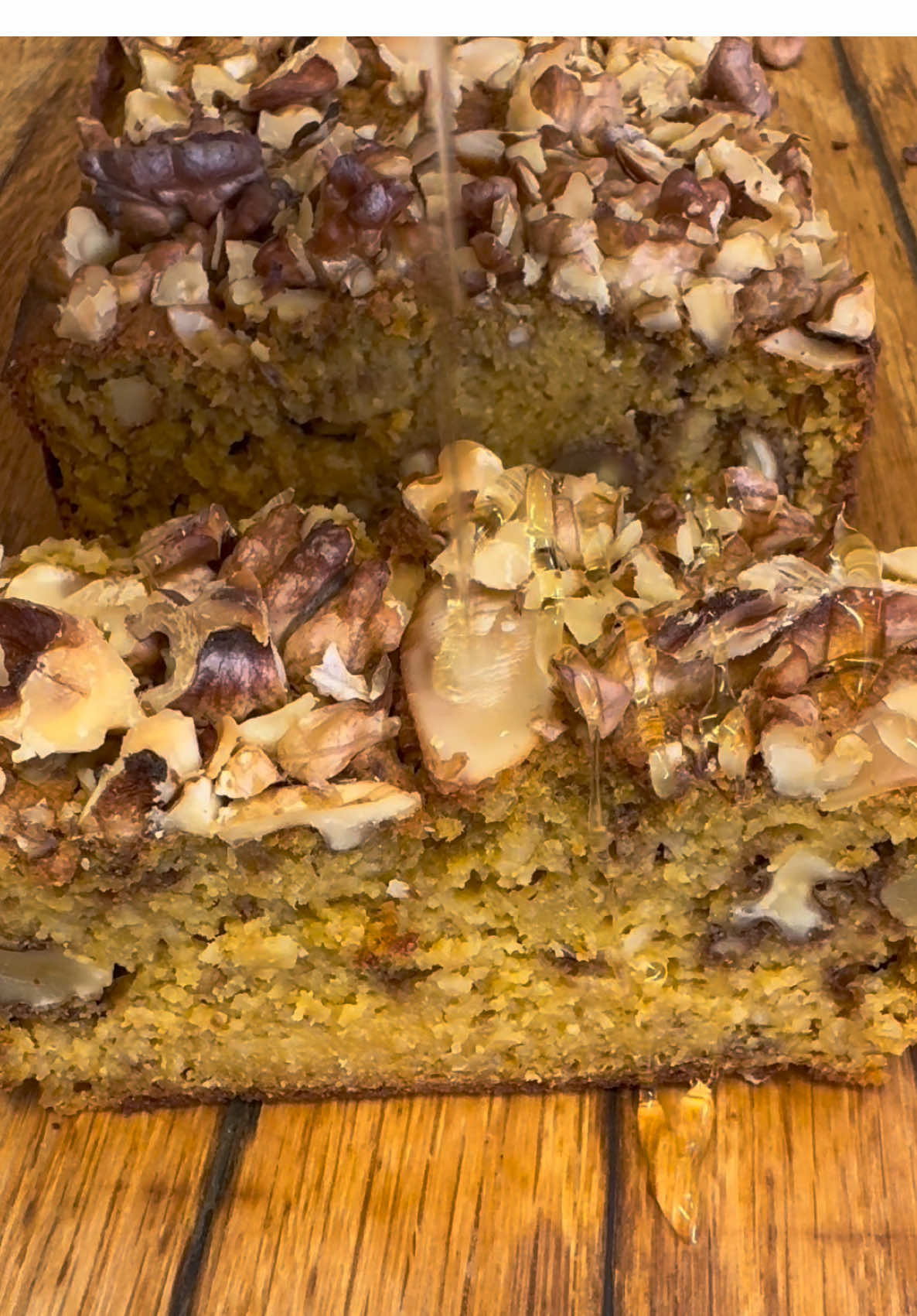 Zobeni kolač Oatmeal Cake Sastojci: 	•	2 šalice zobenih pahuljica 	•	1 šalica mlijeka 	•	1 mrkva  	•	1 jabuka  	•	3 jaja 	•	1 prašak za pecivo 	•	Po želji: ekstrakt vanilije, orašasti plodovi, zaslađivač Priprema: 	Sve sastojke staviti u posudu i dobro izmiksati. 	Smjesu izliti u kalup obložen papirom za pečenje. 	Po vrhu posuti sjeckanim orašastim plodovima. 	Peći u pećnici na 180 °C oko 45 minuta. _ Ingredients: 	•	2 cups rolled oats 	•	1 cup milk 	•	1 carrot  	•	1 apple  	•	3 eggs 	•	1 baking powder 	•	Optional: vanilla extract, nuts, sweetener Instructions: 	Place all ingredients in a bowl and mix well. 	Pour the mixture into a baking pan lined with parchment paper. 	Sprinkle chopped nuts on top. 	Bake at 180 °C (350 °F) for about 45 minutes. #zobenikolac #oatmealcake #sugarfree #glutenfree #fyp 