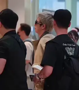 nyariin apa si joonnnnn😂 sibuk bgt sampeikut bingung aku liatnya🥰 #namjoon#RMxBottegaVeneta 
