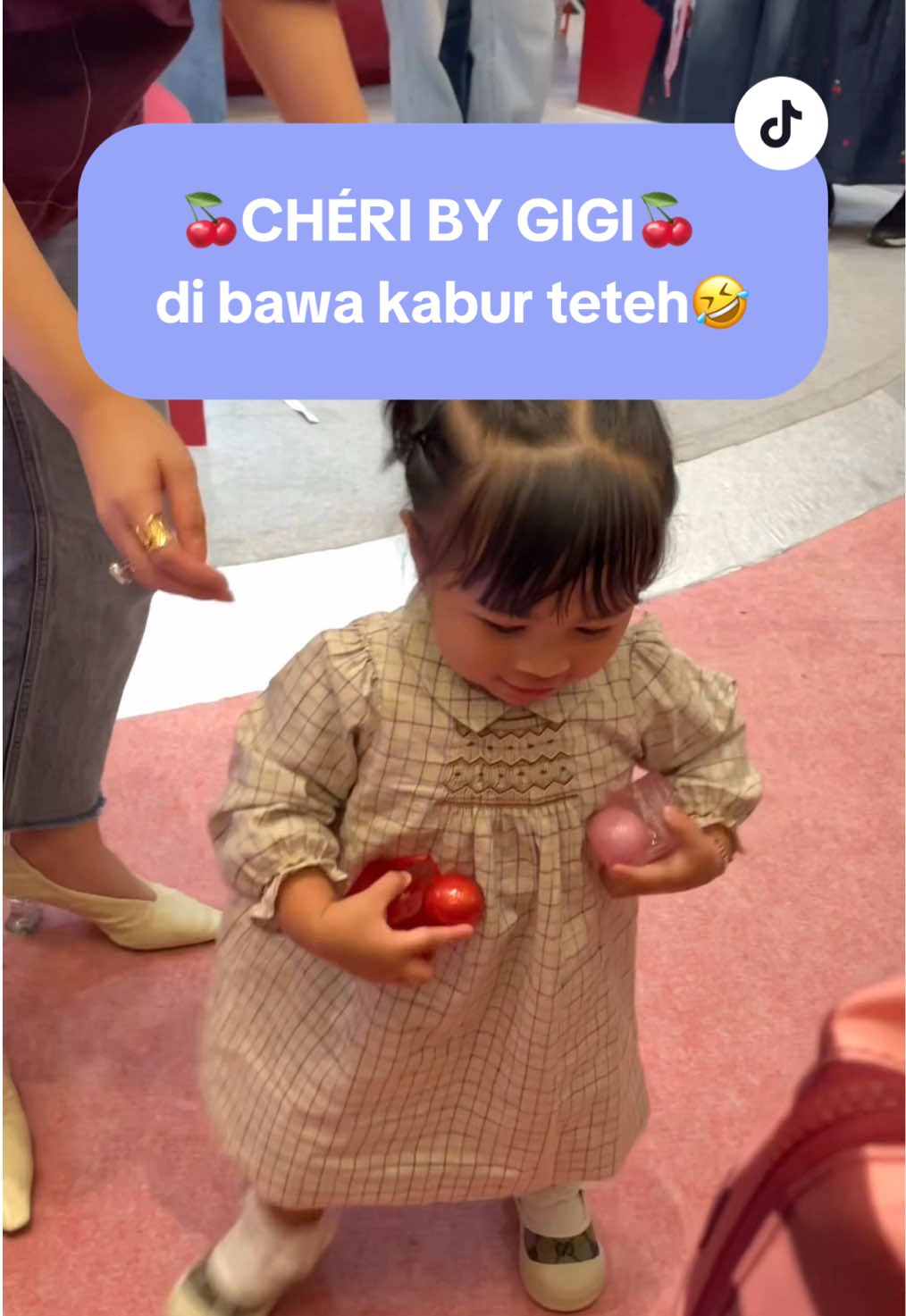 Teteh : Izinnya mau main, tapi pake parfum mama😂😂 Terus di bagi bagi ya teh ke temen temen mama gigi🤏🏻🥰🥰 #RahasiaxNASL #RahasiaFragrance #ChériByGigi #ToastedChéri #RahasiaCafe 