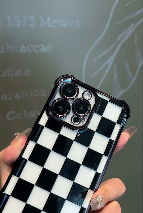 💥The black and white checkerboard design, paired with a four-corner super-anti-fall phone case, gives you a full sense of security!🤣#phonecase #fashion #cool #minimalist #shockproofcase 