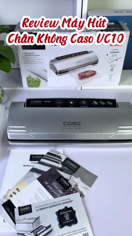 Review nhanh Máy hút chân không hót hít CASO VC10: gọn gàng, sang trọng, bảng điều khiển rõ ràng. Hút & hàn chỉ bằng 1 nút bấm, thực phẩm tươi lâu, bếp vẫn gọn gàng – máy hút chân không chuẩn Đức cho gia đình!