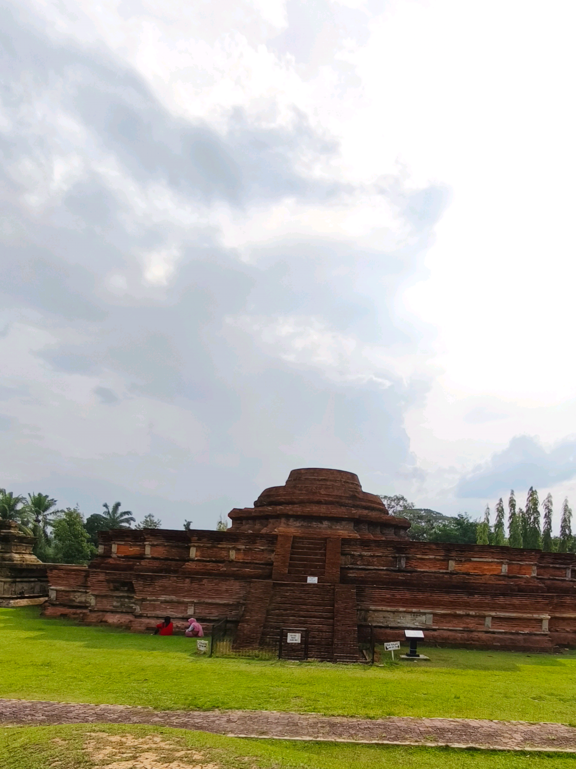 Candi Muara Takus adalah situs candi Buddha tertua di Sumatera, peninggalan Kerajaan Sriwijaya yang terletak di Riau, Indonesia, dan terdiri dari empat bangunan utama: Candi Tua, Candi Bungsu, Stupa Mahligai, dan Candi Palangka. Situs ini merupakan bukti perkembangan agama Buddha di wilayah ini dan memiliki tembok keliling.   Lokasi: terletak di Desa Muara Takus, Kecamatan XIII Koto Kampar, Kabupaten Kampar, Riau.  #candimuaratakus  #candi #sejarah #sejarahindonesia  #sejarahkerajaan 